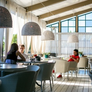 Красноярские депутаты требуют от губернатора открыть рестораны и столовые