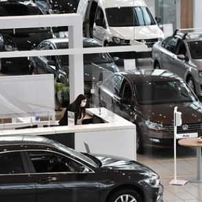 В российских автосалонах почти закончились машины на продажу