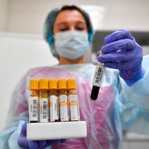 Россиянам назвали способы отличить коронавирус от гриппа и ОРВИ