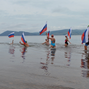 Восемь спортсменов отправились в 3-дневный заплыв в холодной воде Енисея из Новосёлово