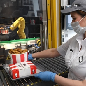 KFC впервые отказалась от слогана «Пальчики оближешь» из-за коронавируса