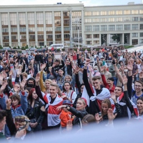 Новые задержания и избиение в автозаке, попавшее на видео: в Минске продолжились протесты