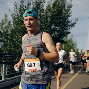 В масках и с оркестром: в городе в восьмой раз прошел Красмарафон