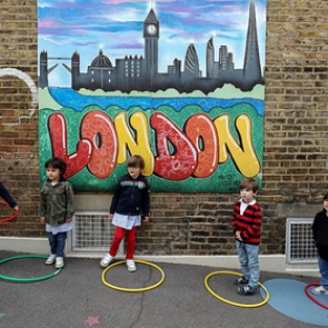 Британским школьникам запретили кашлять и шутить о коронавирусе