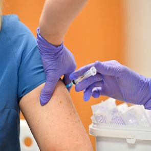 Названы абсолютно несовместимые с прививкой от коронавируса заболевания