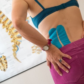 Все болезни — от нервов? Что делать, когда немеют пальцы или болит поясница