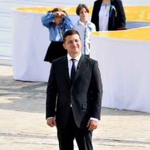 Зеленский поручил создать центр для производства вакцин на Украине