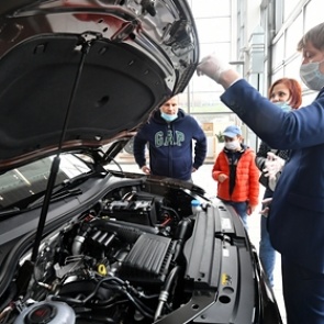 Российским салонам предрекли дефицит автомобилей до конца года