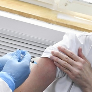 Роспотребнадзор предупредил о запрете перед вакцинацией от COVID-19