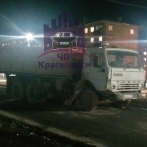 Водитель КАМАЗа протаранил десять машин на парковке