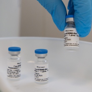 Разработчик вакцины от коронавируса рассказал, у кого плохо вырабатываются антитела