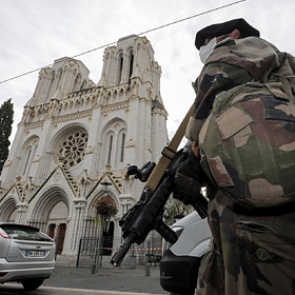 Макрон приказал вывести войска на улицы Франции