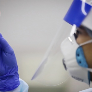 В России ввели новые правила для контактировавших с больными COVID-19