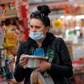 Ученый оценил риск заразиться COVID-19 через продукты, в магазинах и транспорте