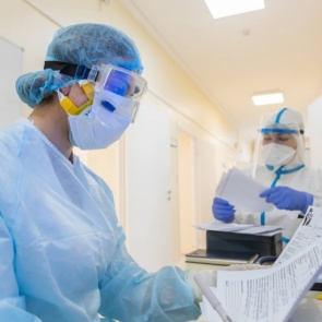 Врачи назвали четыре ранних симптома коронавируса