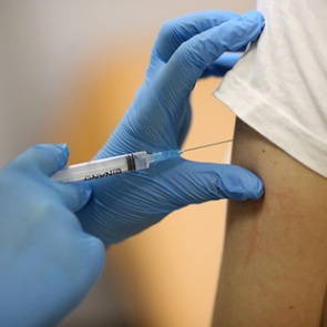 На Украине назвали отказ от российской вакцины соучастием в убийстве граждан