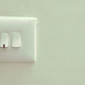 Эксперт объяснил опасность розеток