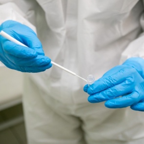 Специалисты Роспотребнадзора рассказали, как подготовиться к анализу на коронавирус и почему это важно