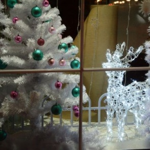 7 декабря в Ачинске стартует конкурс на лучшее новогоднее украшение торговых витрин к Новому 2021 году