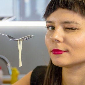 Вегетарианство не пройдет: диетологи назвали продукты, необходимые каждой женщине