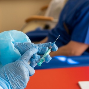 Прививающимся от коронавируса все-таки разрешили алкоголь