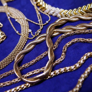 Честный мужчина нашел украшения на 18 миллионов рублей и вернул их владельцам