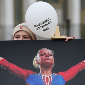 Российским спортсменам на два года запретили выступать под своим флагом