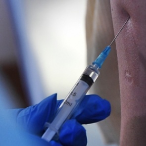 Ученые предупредили о неожиданной реакции на вакцину от коронавируса