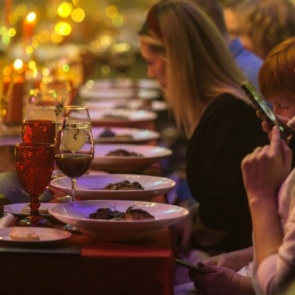 Сколько человек можно позвать в гости на Новый год? Отвечают врачи и Роспотребнадзор