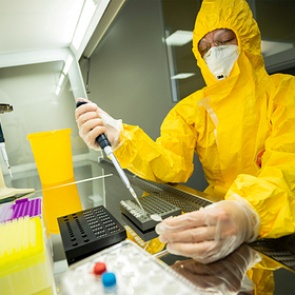 Биолог рассказала о причинах появления новых штаммов коронавируса