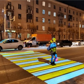 В Красноярске появился первый проекционный пешеходный переход