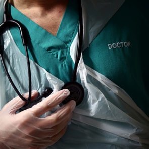 Названы семь требующих особого внимания симптомов коронавируса