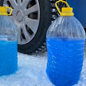 Развели сопли: сравниваем магазинную и паленую незамерзайки на морозе