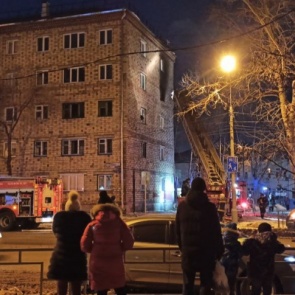 Четыре человека отравились угарным газом при пожаре на правом берегу