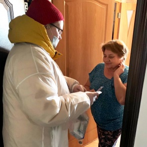 Гражданам старше 65 лет продолжают оказывать «Адресную помощь»