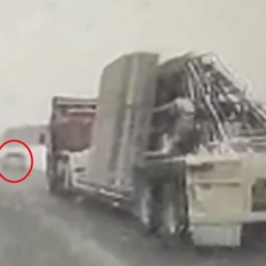 «Под колесами был зеркальный лед»: разбираем с экспертами страшную аварию с панелевозом на трассе