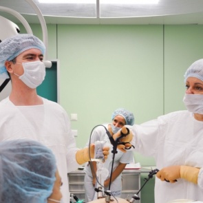 Красноярские врачи удалили у пациентки раковую опухоль во время родов