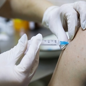 Врач дал совет насчет вакцинации переболевшим коронавирусом в первую волну