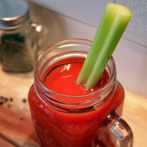 Томатный сок помогает при ковиде? Разбираемся в пользе напитка вместе с врачами