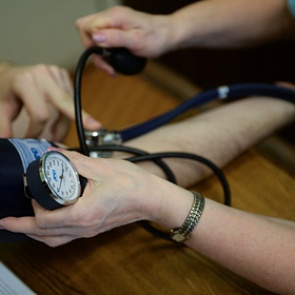 Кардиолог назвала условия для срочной госпитализации при низком давлении