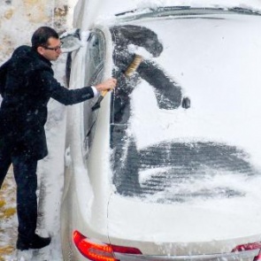 Тяжелая доля: очистка крыш приводит к повреждениям автомобилей