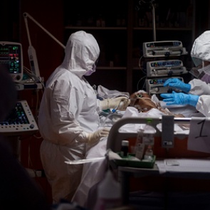 ВОЗ заявила о риске вспышек COVID-19 вопреки вакцинации