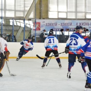13:7 в нашу пользу: большой хоккейный праздник в Ачинске собрал именитых людей и десятки болельщиков