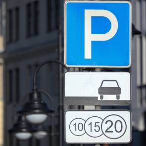 Главные автоновости недели: новый знак, платная парковка и много премьер