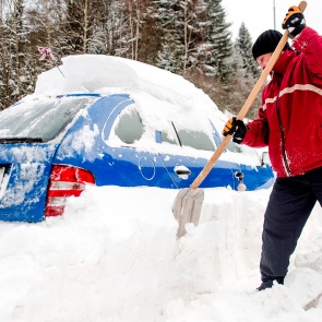 В Москве опять метель. Как правильно выкапывать машину из снега