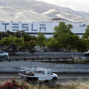 На заводе Tesla произошел пожар