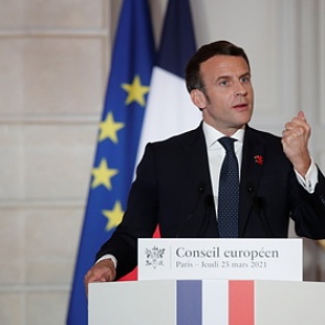 Макрон заявил о «мировой войне нового типа» из-за вакцин и России