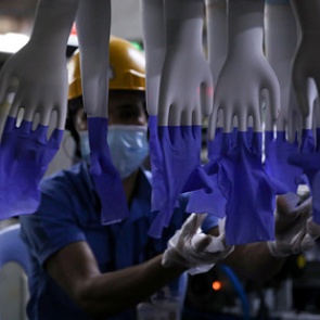 Крупнейшему производителю перчаток объявили бойкот