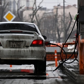 Цену на бензин в России назвали несправедливо низкой