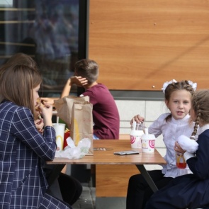 Уберите их подальше: 5 вредных продуктов, которыми мы кормим детей